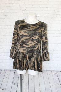 Camo print round neck, flounced 3/4 sleeve with ruffled hem