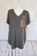 Load image into Gallery viewer, Short Sleeve Leopard Pocket Top Plus Size